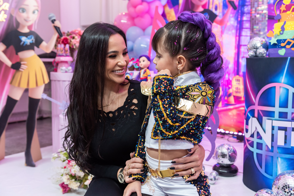Mãe e filha em momento único para fotos lindas