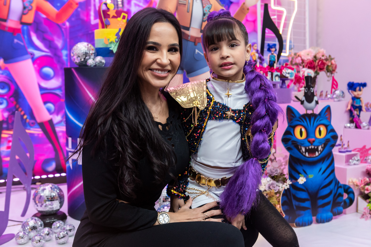 Tal mãe tal filha em fotos especiais no cenário da decoração
