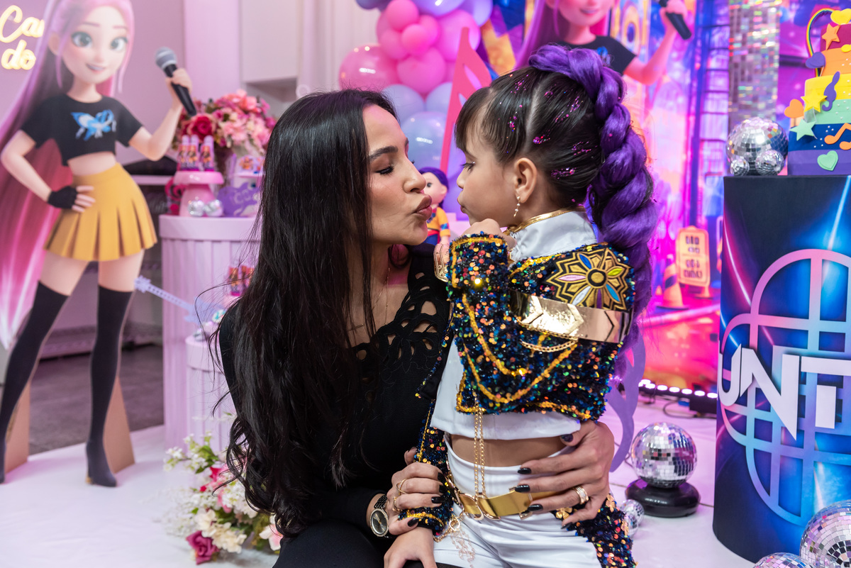 Mãe e filha em fotografia especial e única na festa infantil