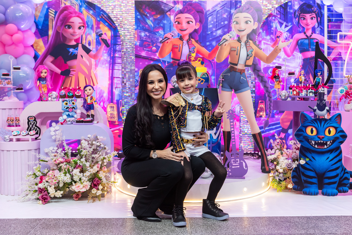 Mãe e filha posando para fotos lindas
