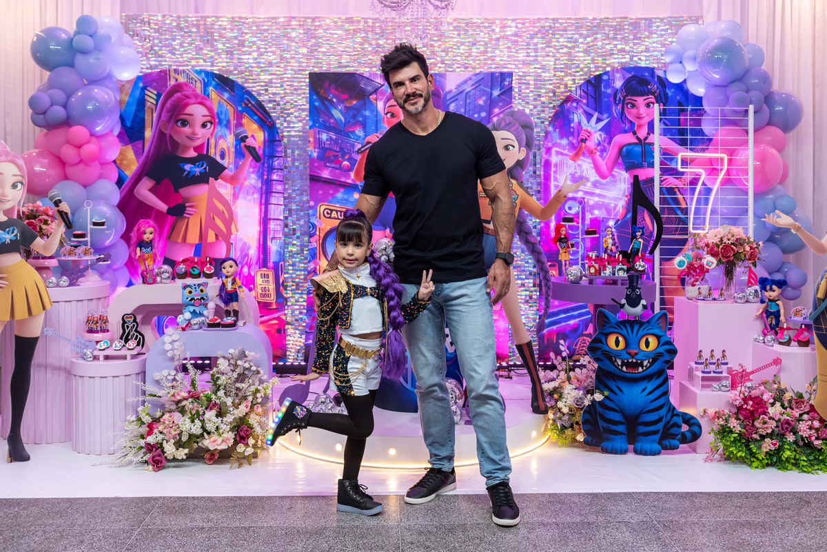 Foto pai e filha na decoração temática Guerreiras do K-pop