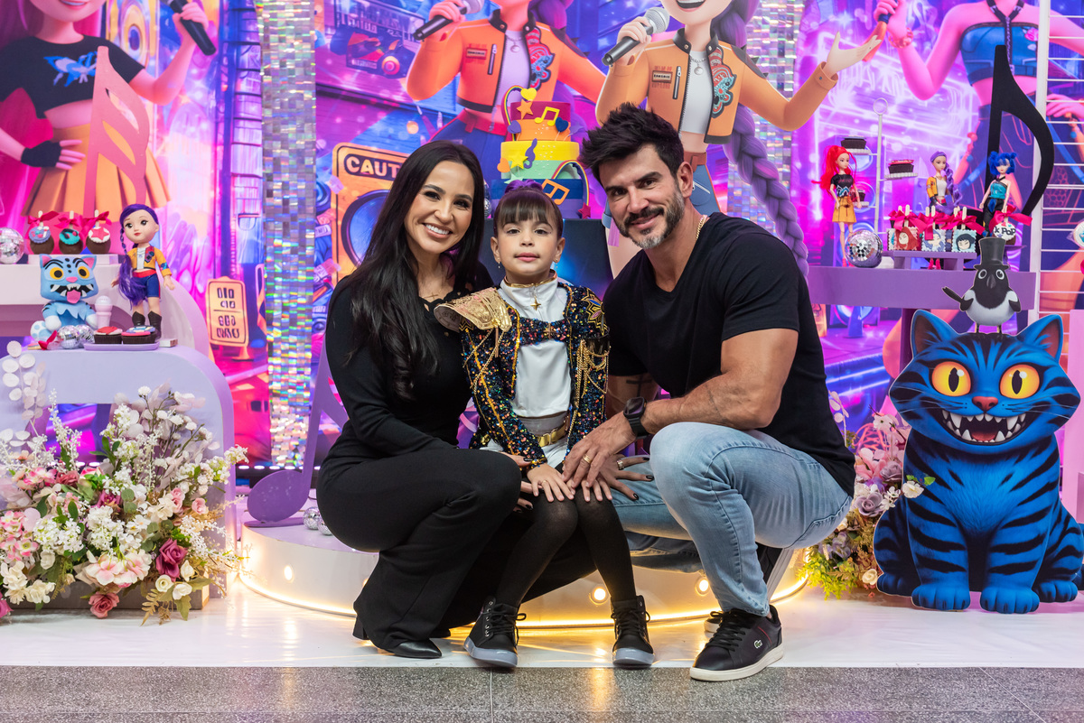Fotos especiais com a família no painel da decoração com o tema Guerreiras do K-pop