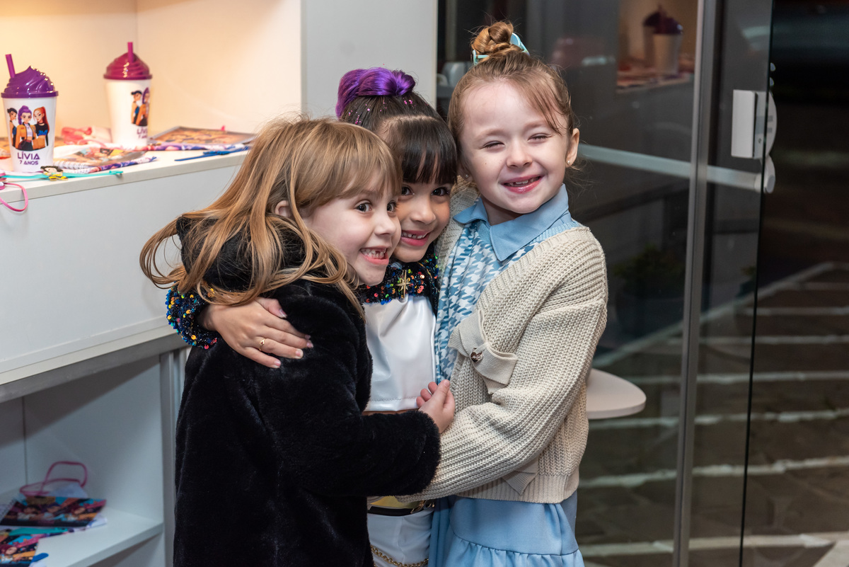 Foto espontânea com as amigas na festa de 7 anos