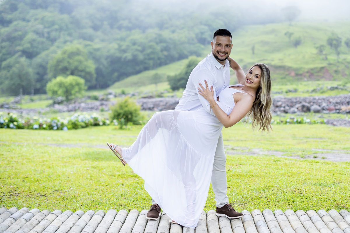 ensaio de casamento em meio a natureza