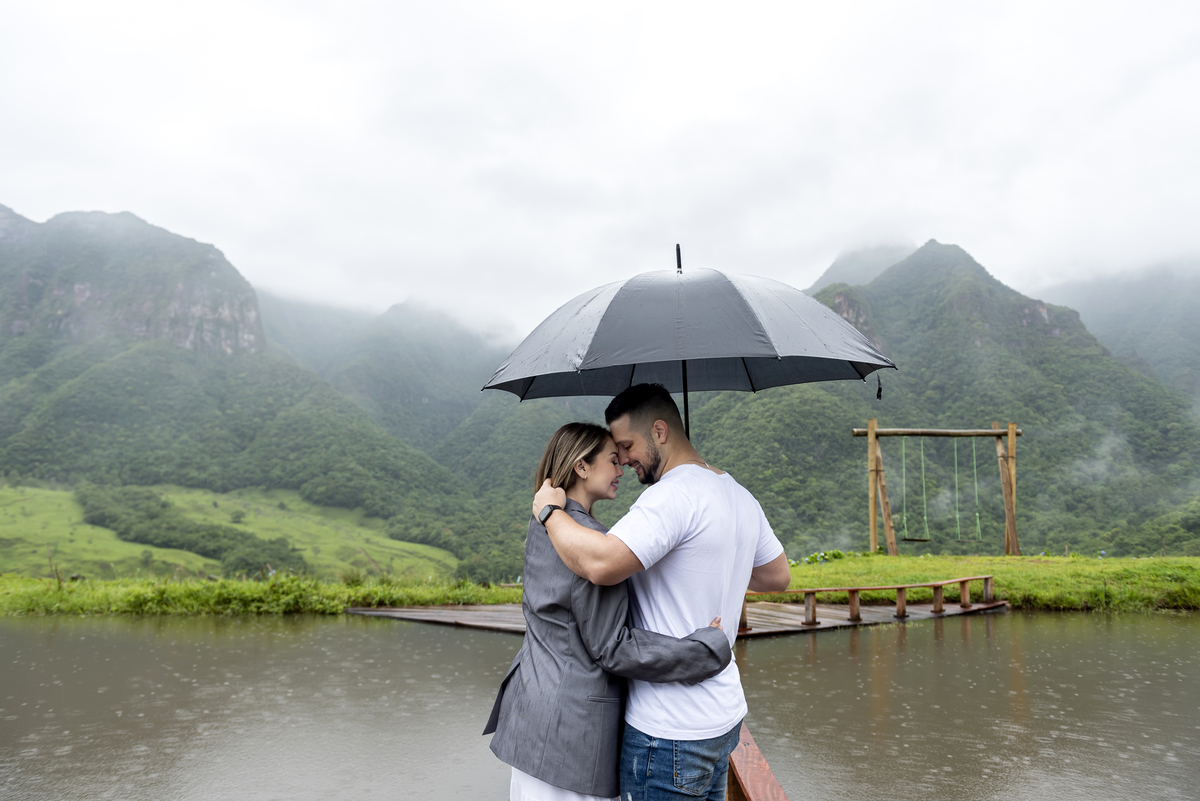 casal apaixonado em ensaio fotográfico na serra de santa catarina