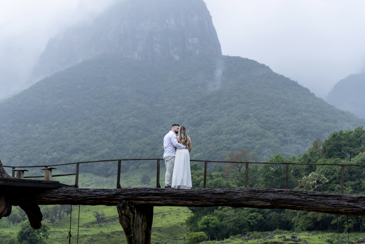 fotografia pré-casamento com cenário lindo