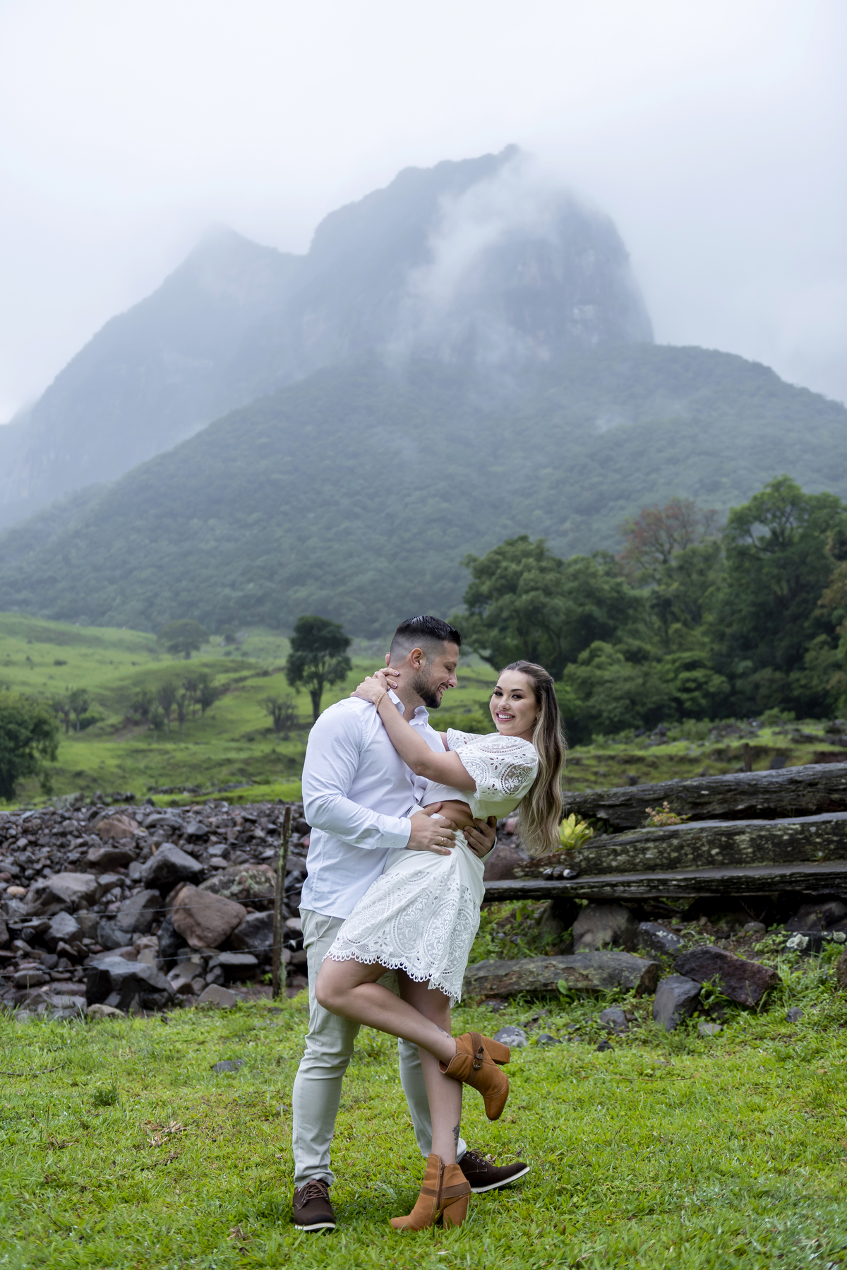 casal apaixonado faz ensaio pré-casamento