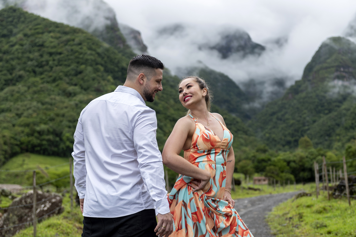 fotos espontâneas no ensaio pré-wedding