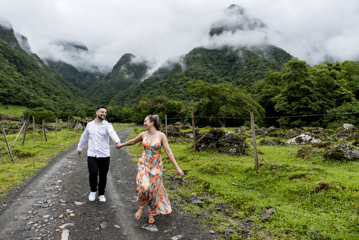 fotos descontraídas em ensaio de casamento