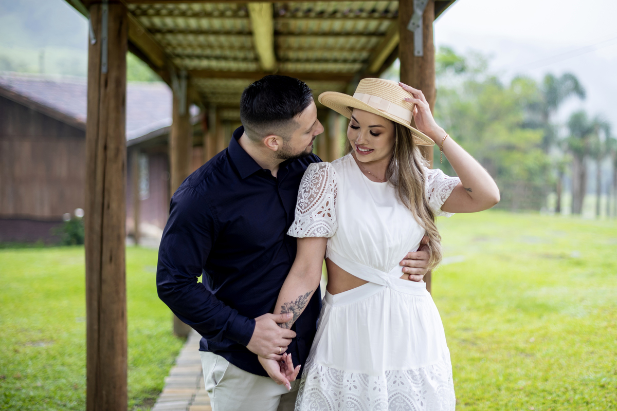 ideia de pose para ensaio fotográfico de casamento