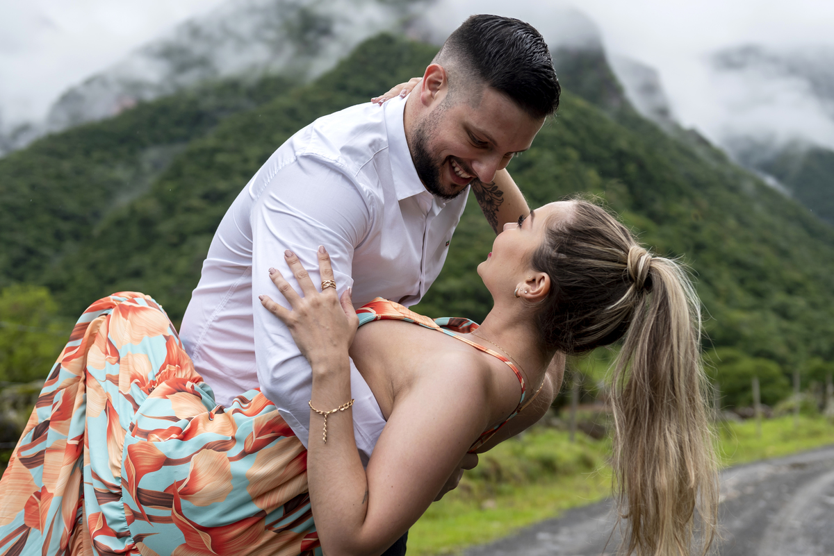 fotos espontâneas de casal no ensaio de casamento
