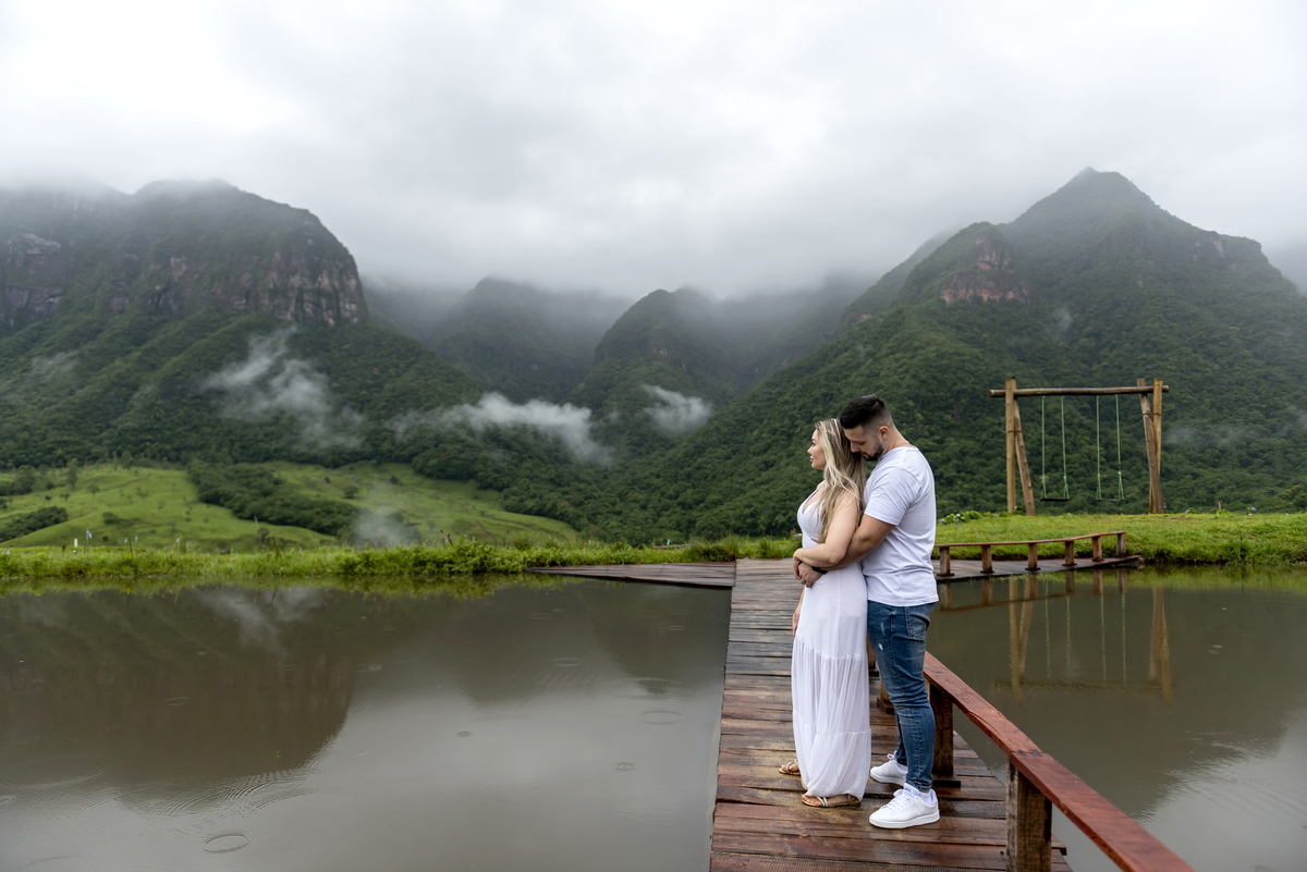 ensaio de casal nas montanhas
