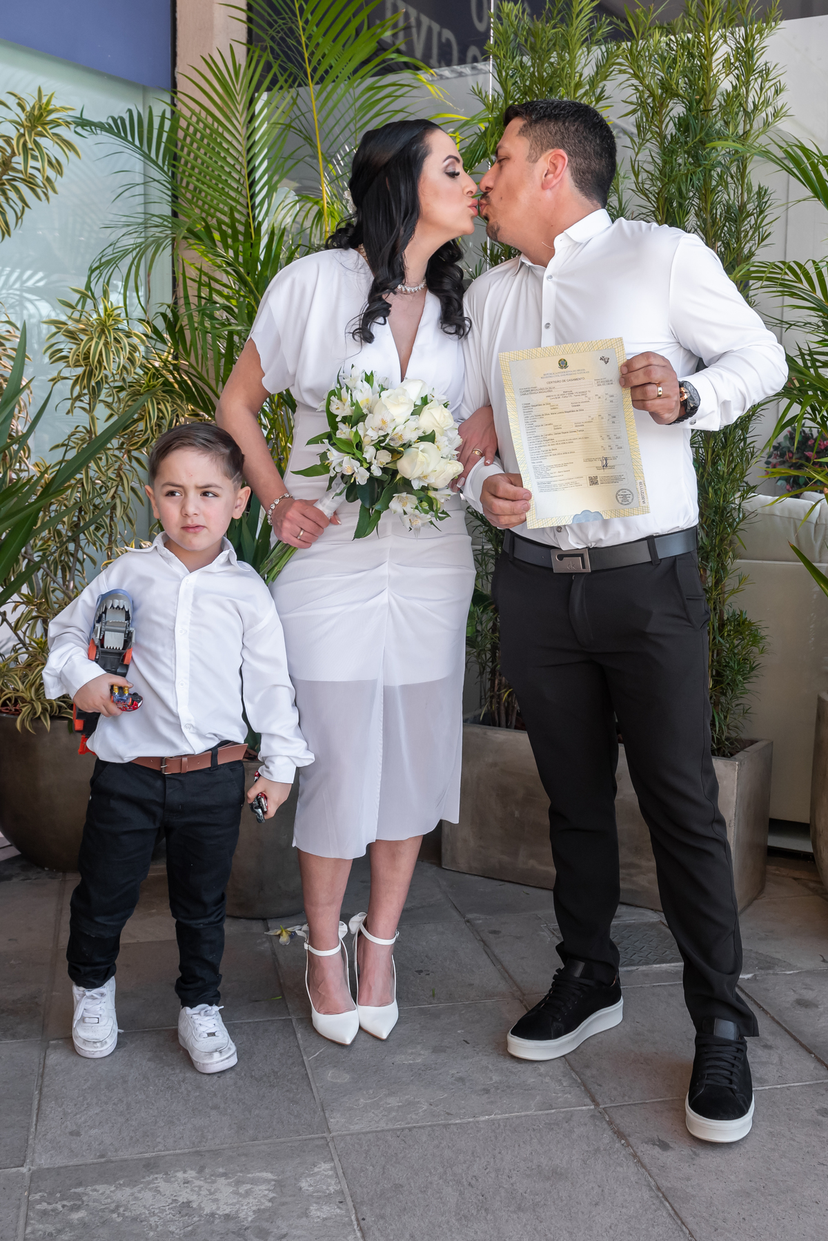 noivos fazem fotos com filho após casamento civil