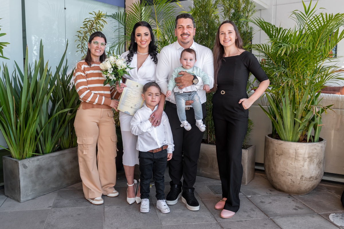 noivos posam para foto com testemunhas do casamento civil