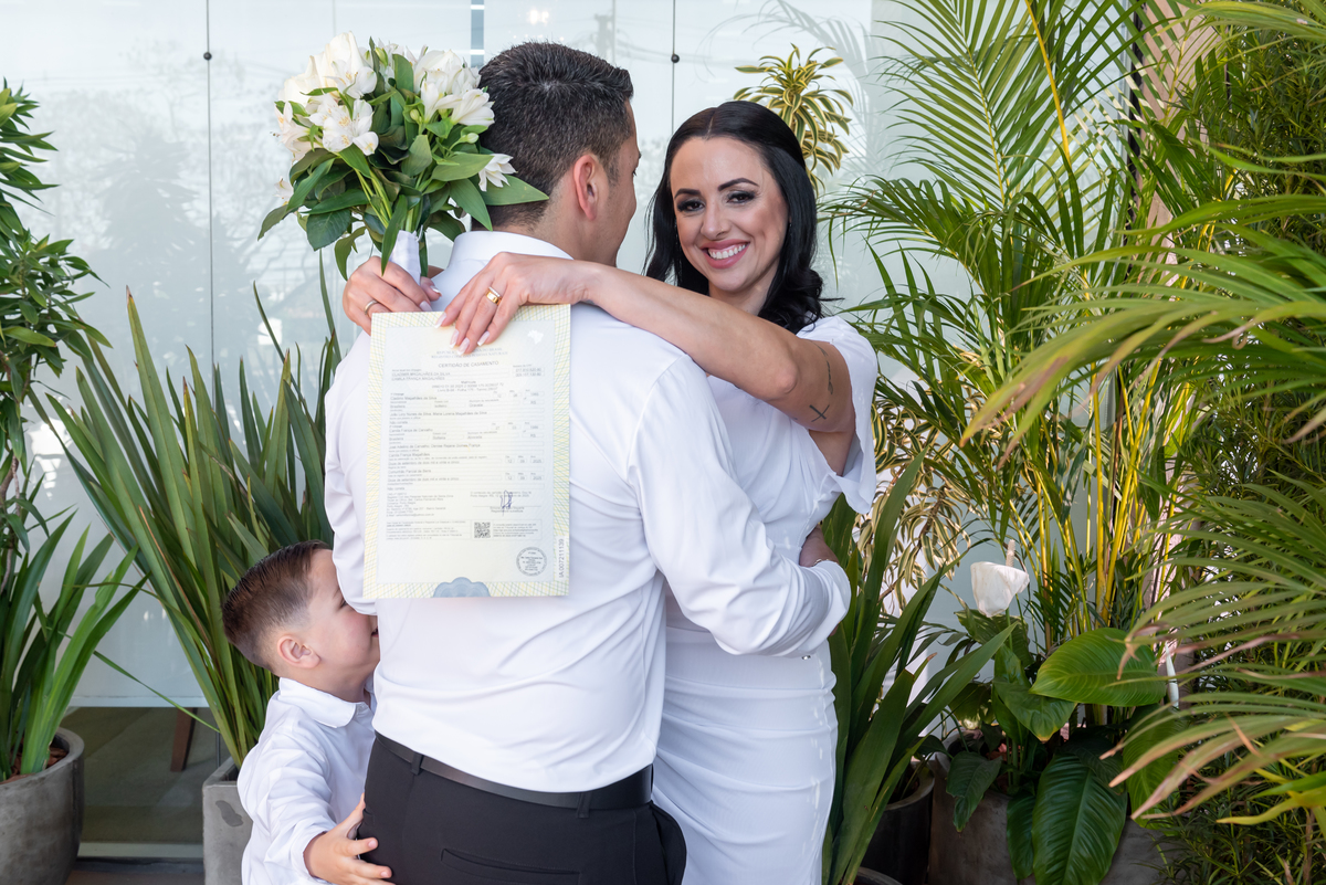 momento das fotos dos noivos no casamento civil