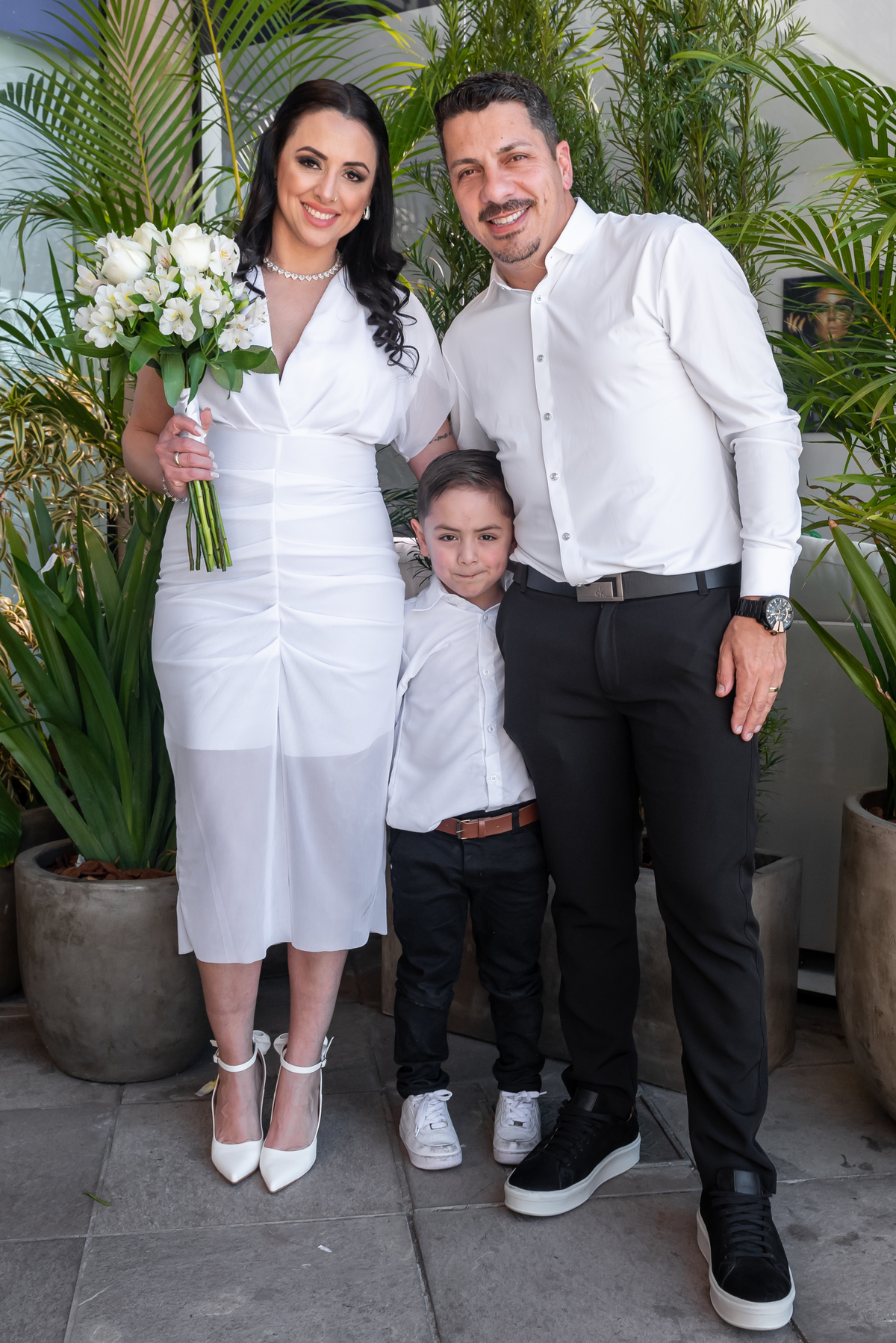 recém casados no civil posam para fotos