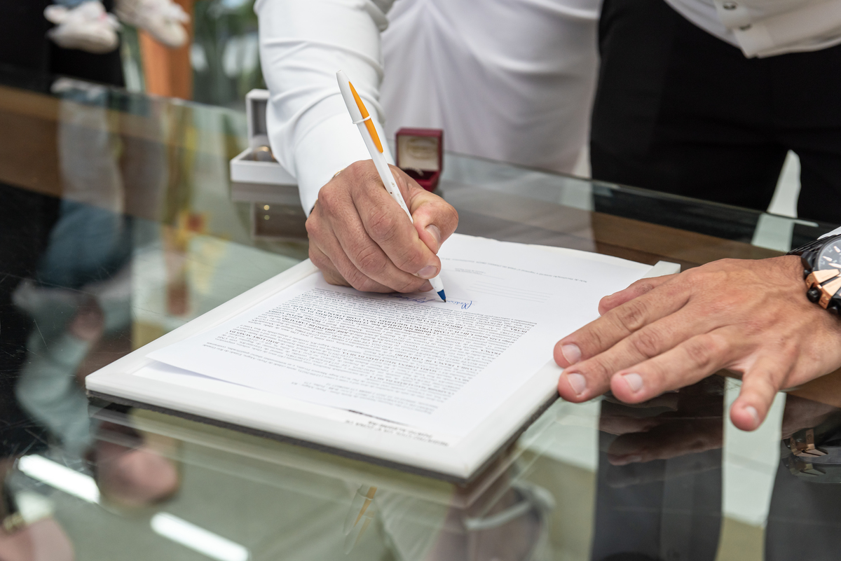 assinatura do documento do casamento civil