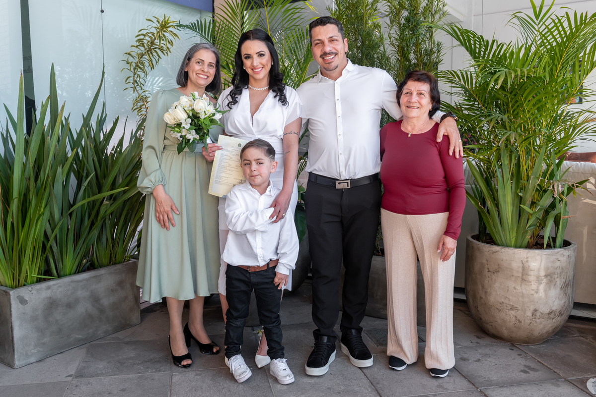 noivos posam para fotos com mães em casamento civil em porto alegre
