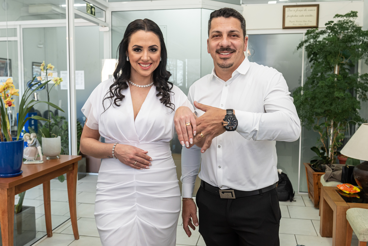 noivos exibem alianças no casamento civil em porto alegre