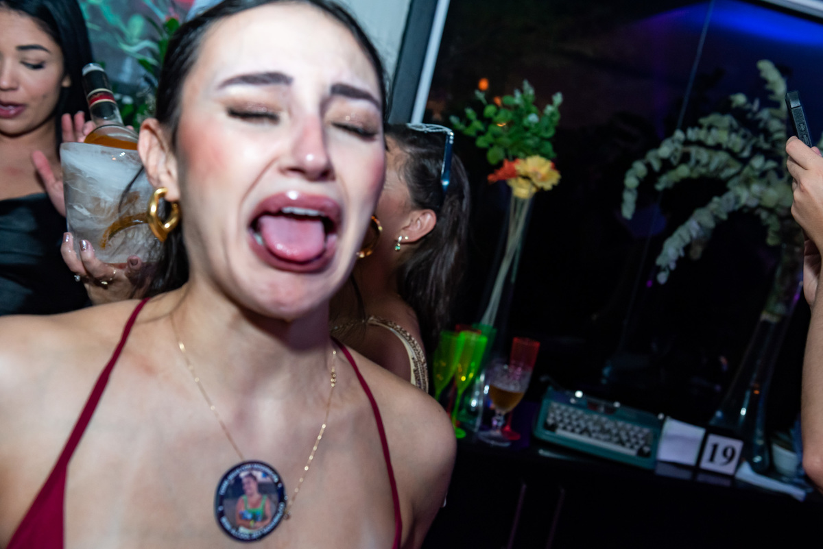 foto espontânea da convidada na festa de formatura