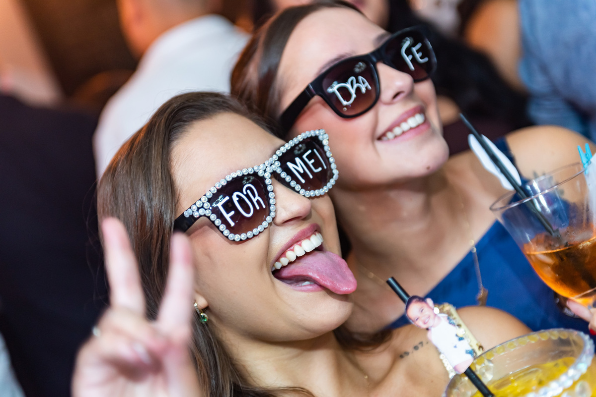 foto espontânea com amiga na festa de formatura