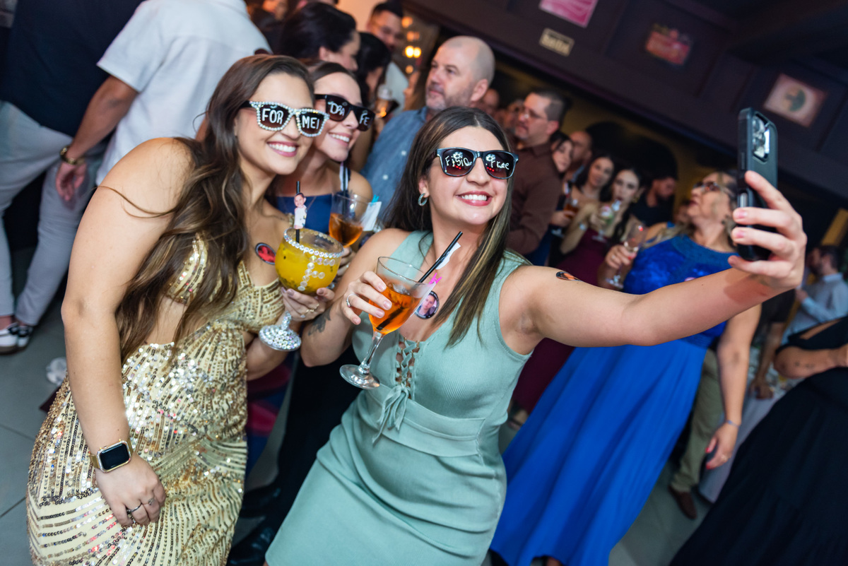 formanda com amigas na festa de formatura em Gramado
