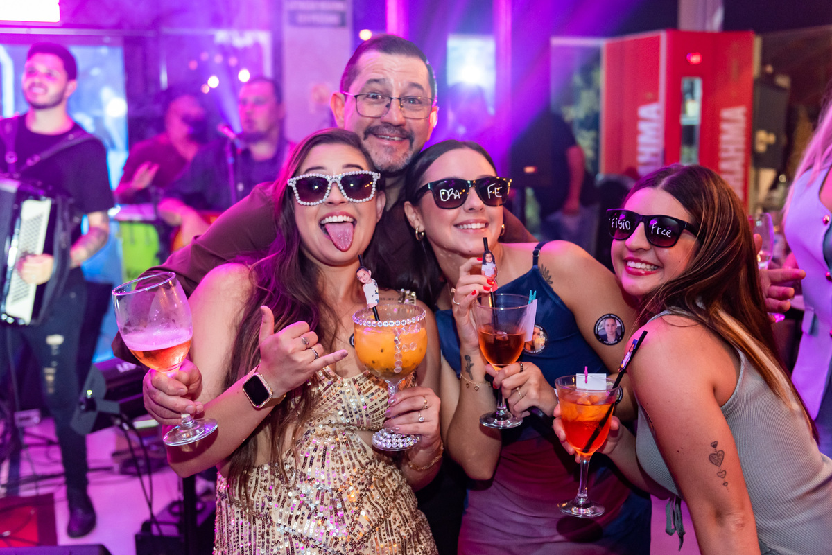 amigas e formanda na festa de formatura