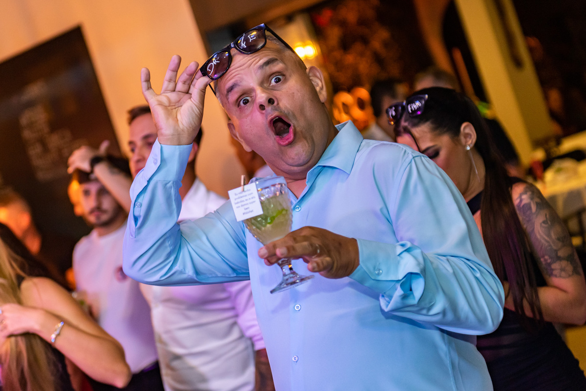 fotógrafo faz foto divertida na balada de formatura