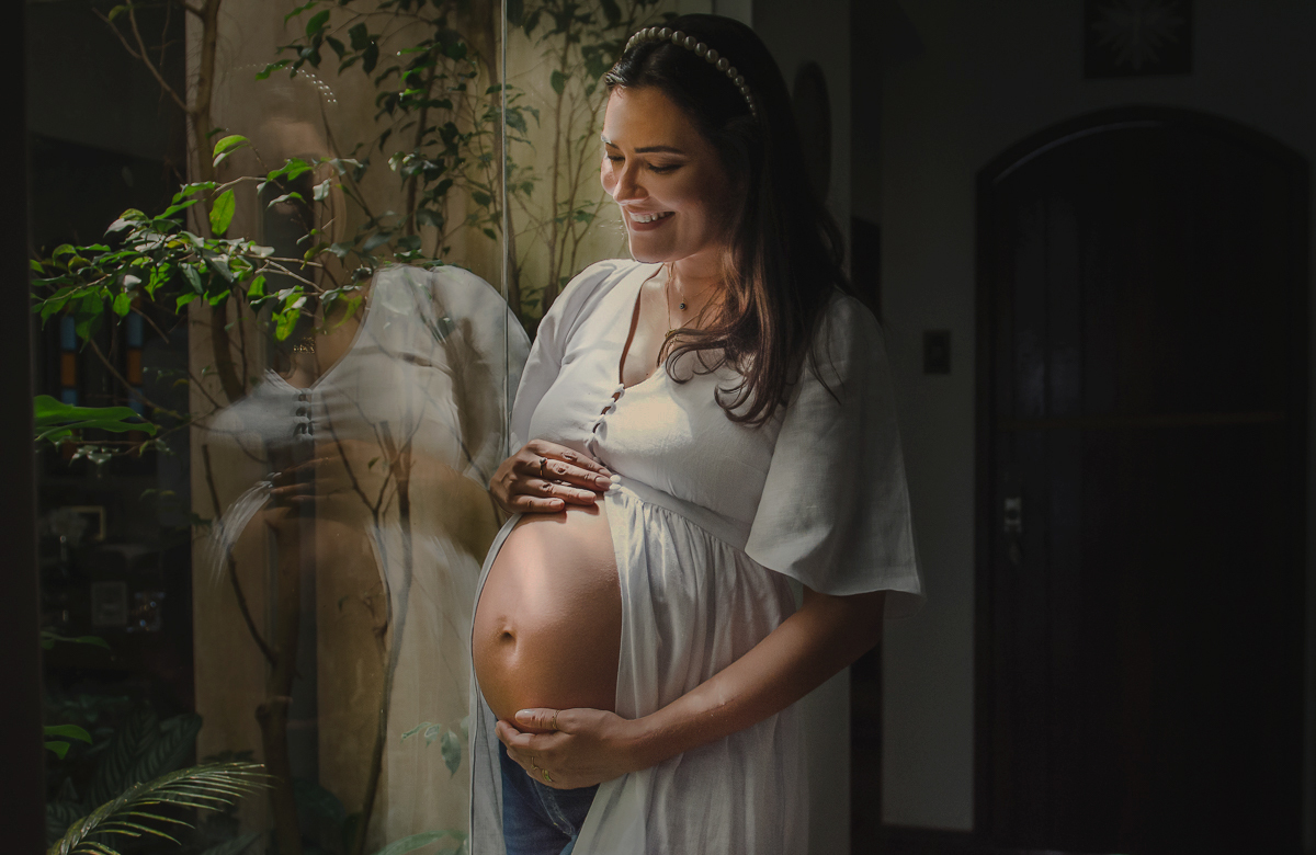 Fotografia da linda Ana Paula  reflexo na janela