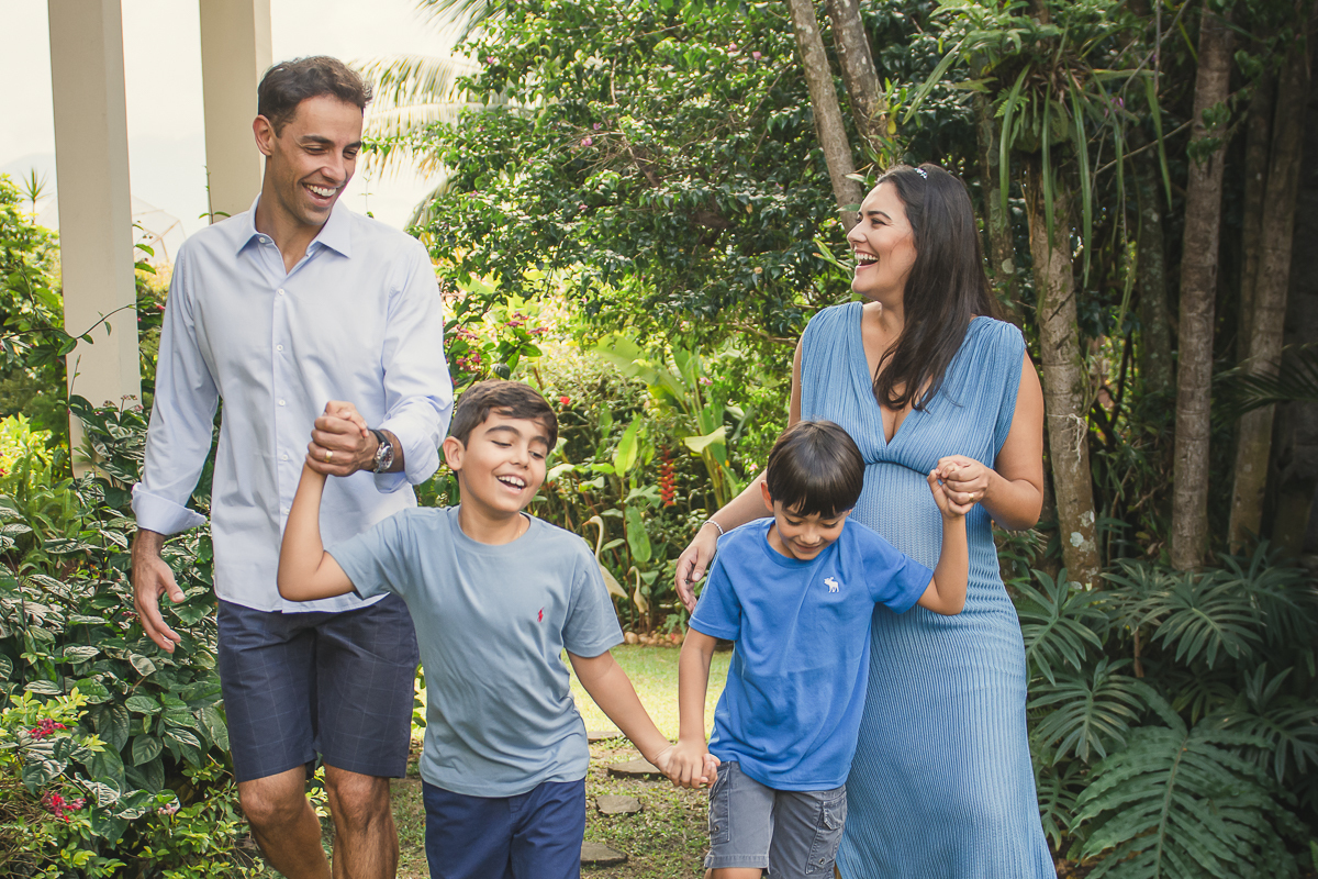 Fotografia da família no jardim e andando