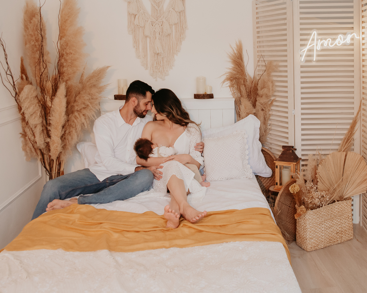 Sessão fotográfica infantil com muito amor, leveza e carinho. Fotografia de bebê em estúdio na Zona Leste de SP