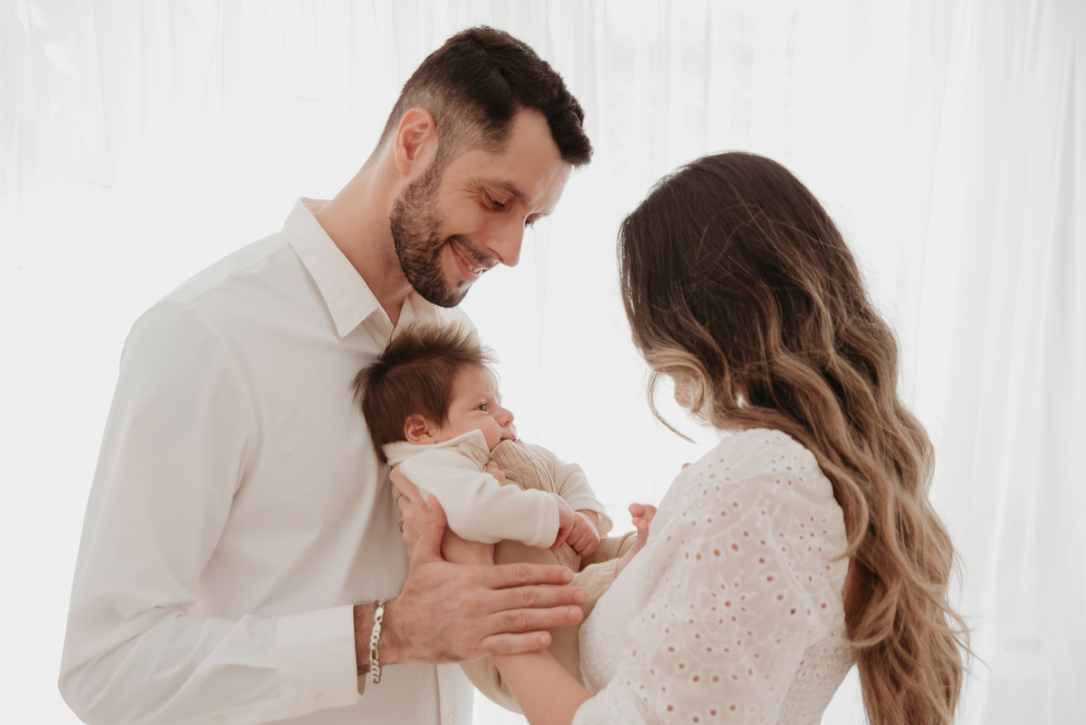 Sessão fotográfica infantil com muito amor, leveza e carinho. Fotografia de bebê em estúdio na Zona Leste de SP