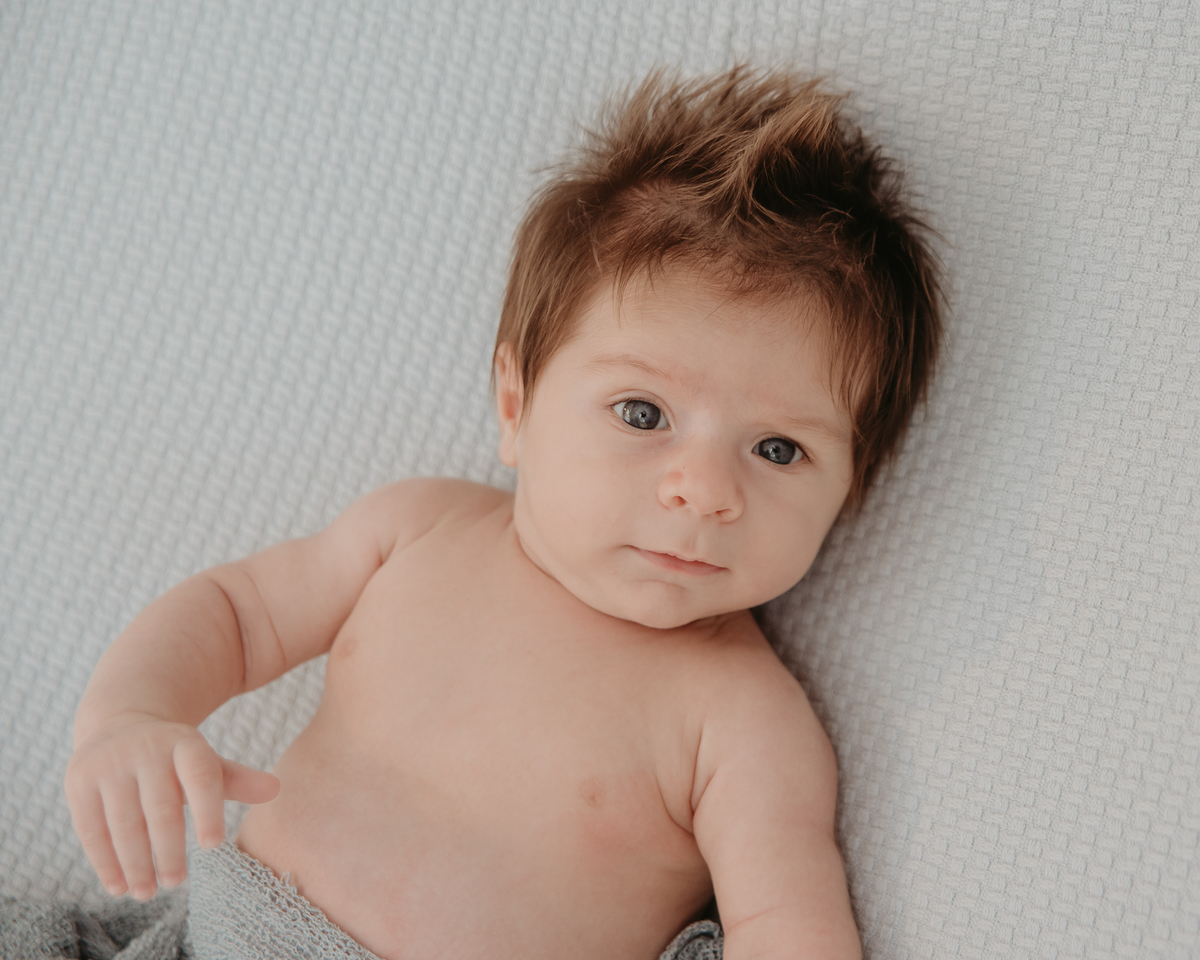 Sessão fotográfica infantil com muito amor, leveza e carinho. Fotografia de bebê em estúdio na Zona Leste de SP