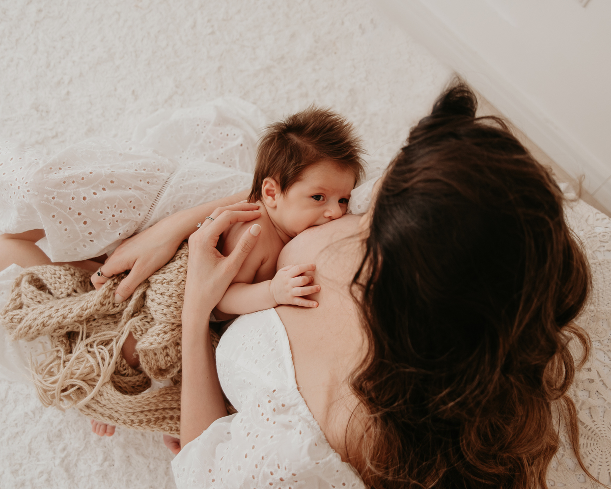 Sessão fotográfica infantil com muito amor, leveza e carinho. Fotografia de bebê em estúdio na Zona Leste de SP