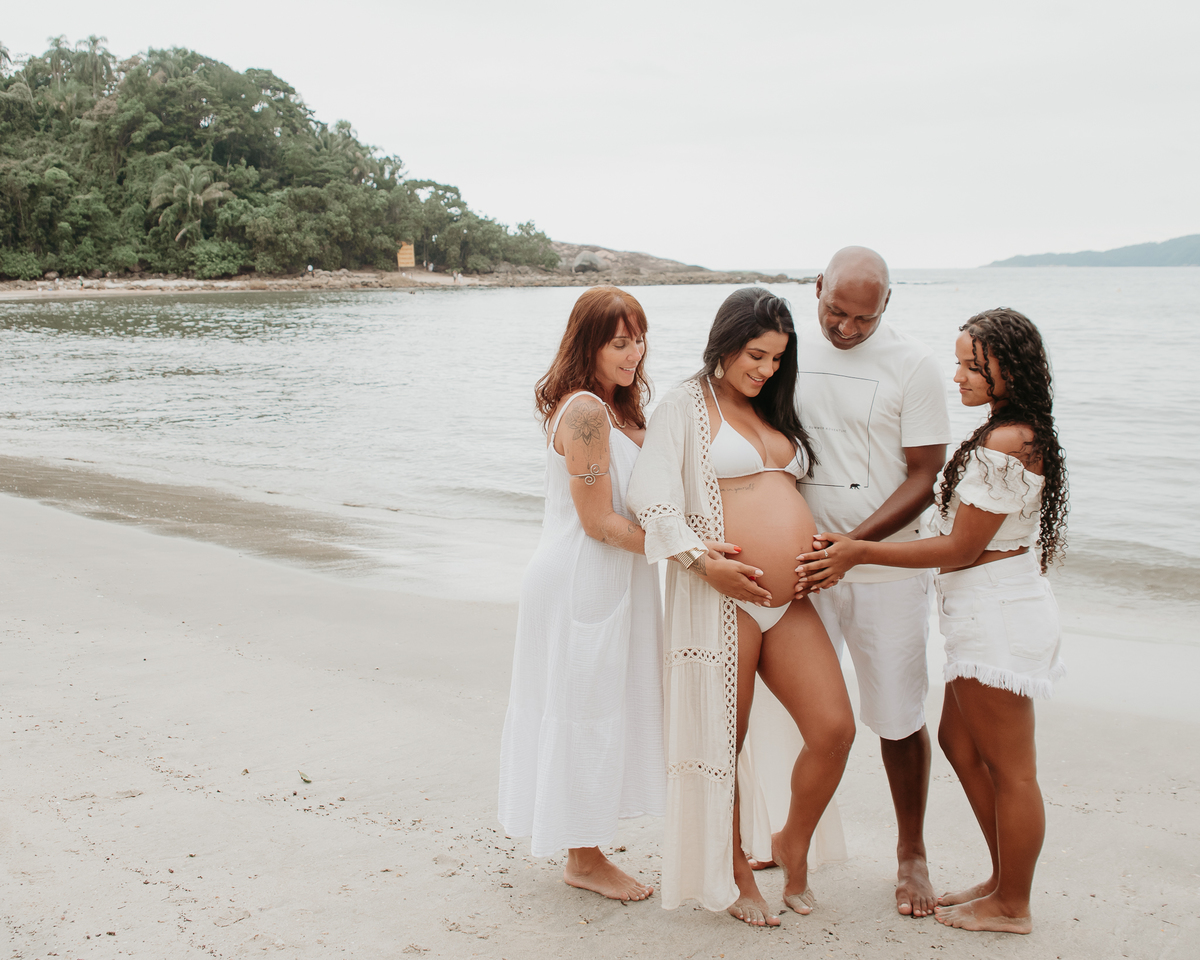 Ensaio gestante na praia com família – São Paulo