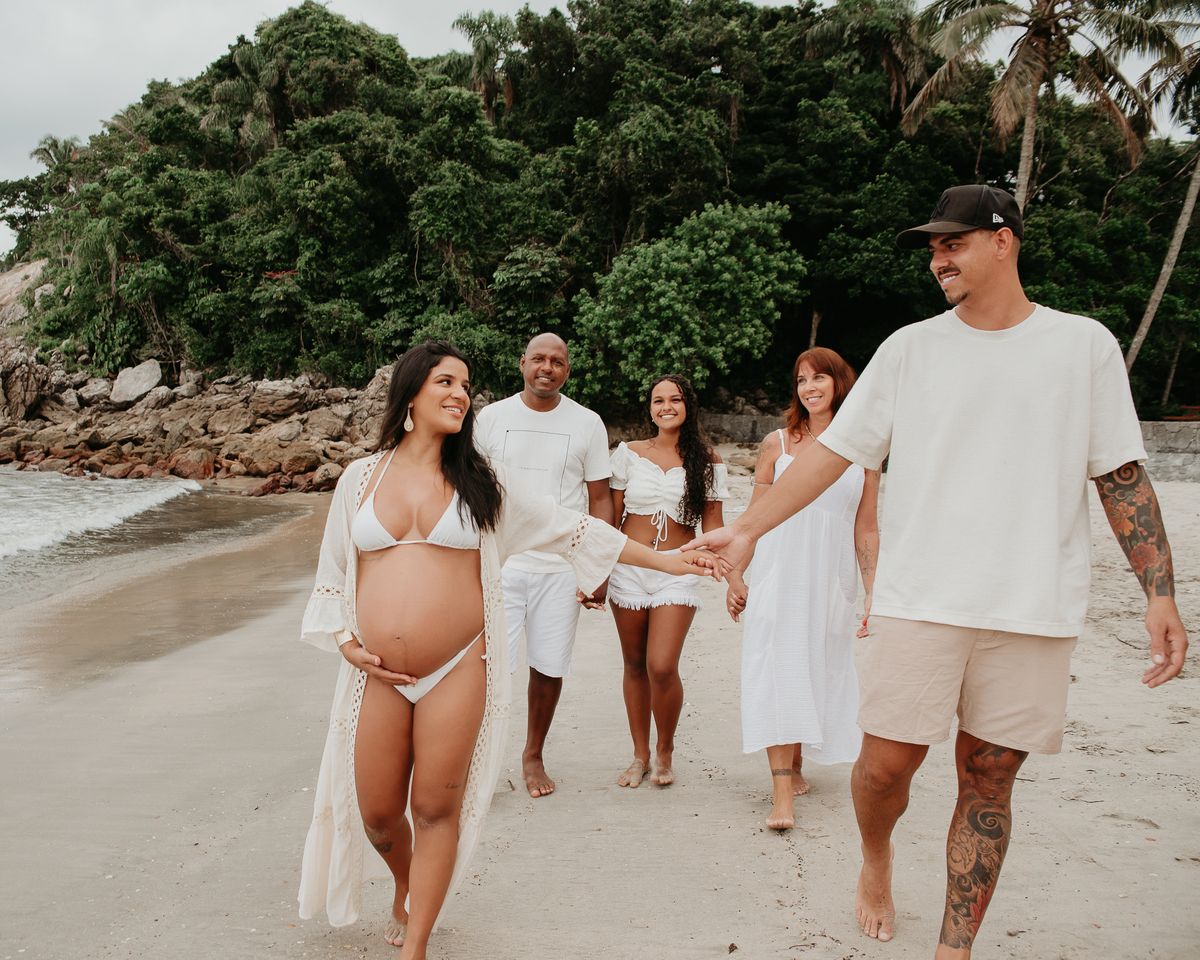 Ensaio gestante na praia com família – São Paulo