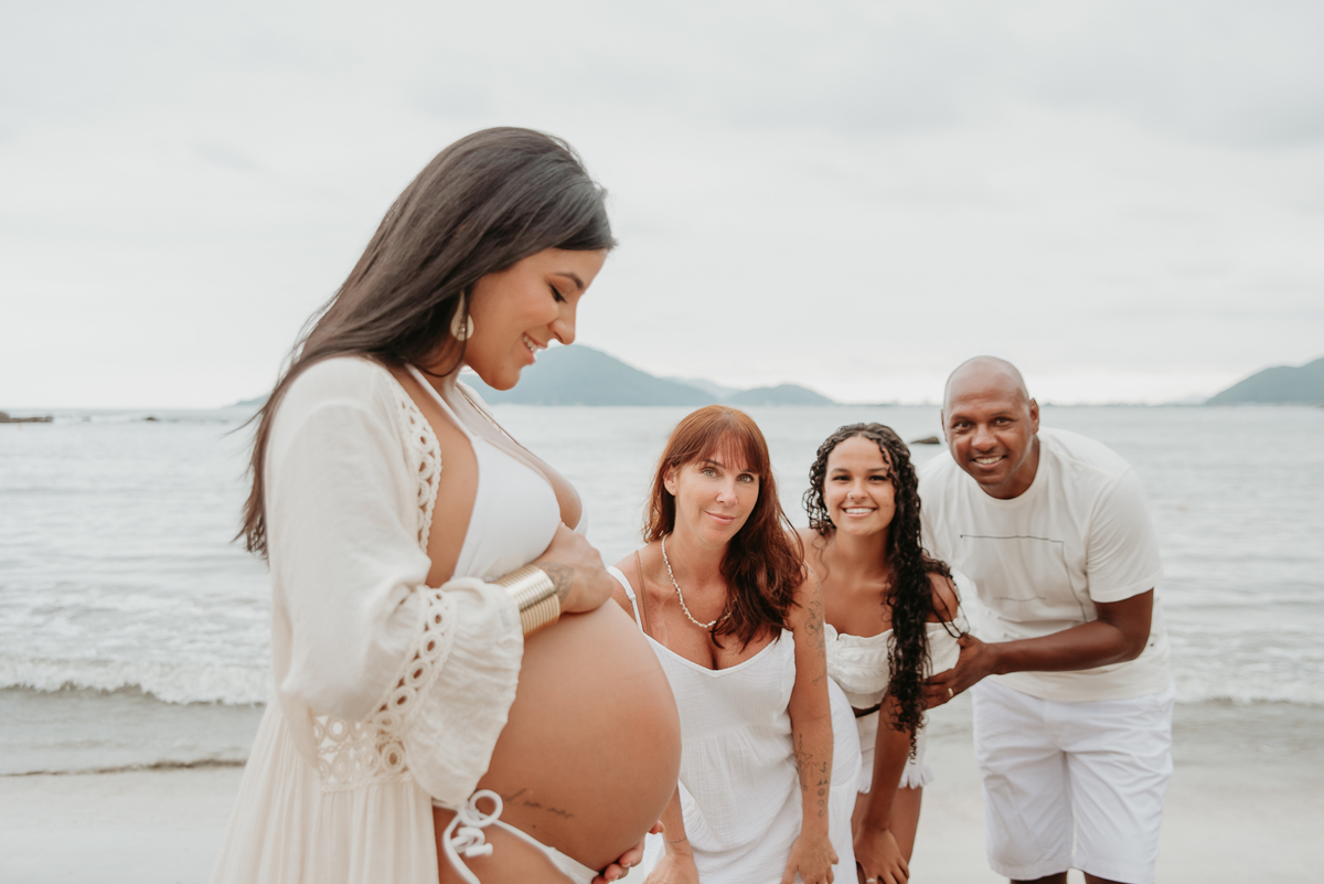 Ensaio gestante na praia com família – São Paulo
