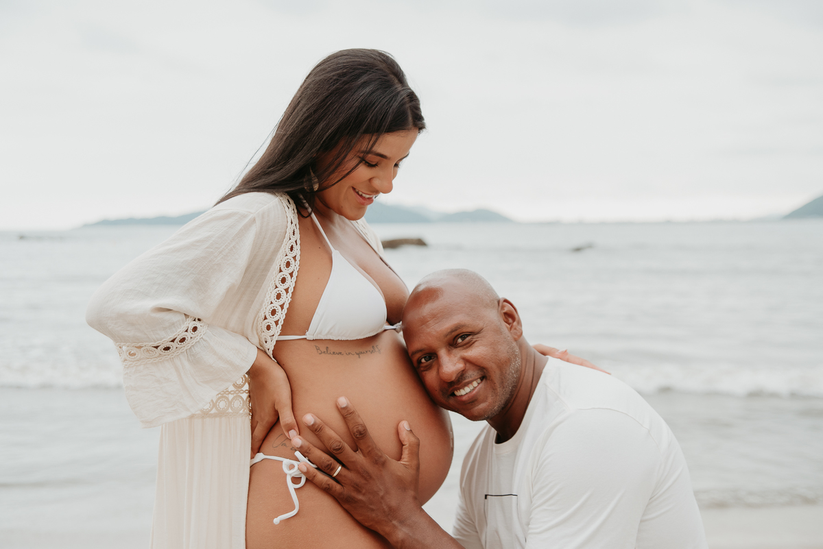 Ensaio gestante na praia com família – São Paulo