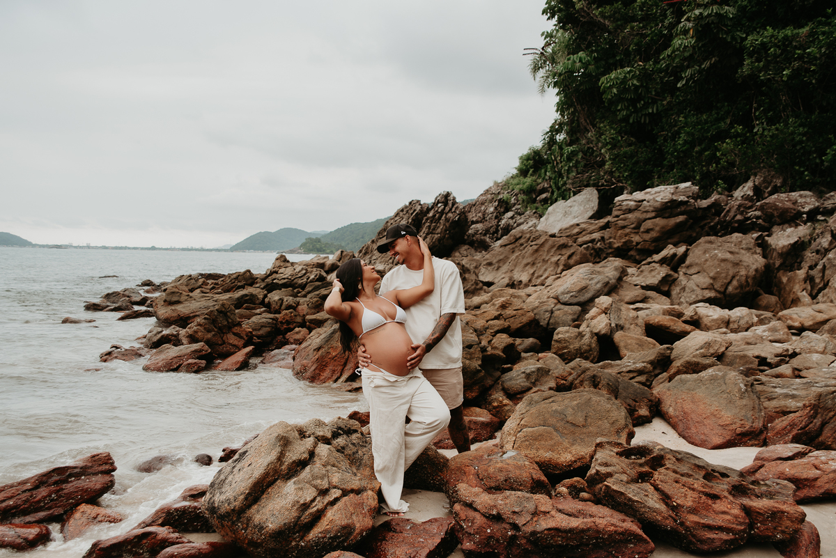 Ensaio gestante na praia com família – São Paulo