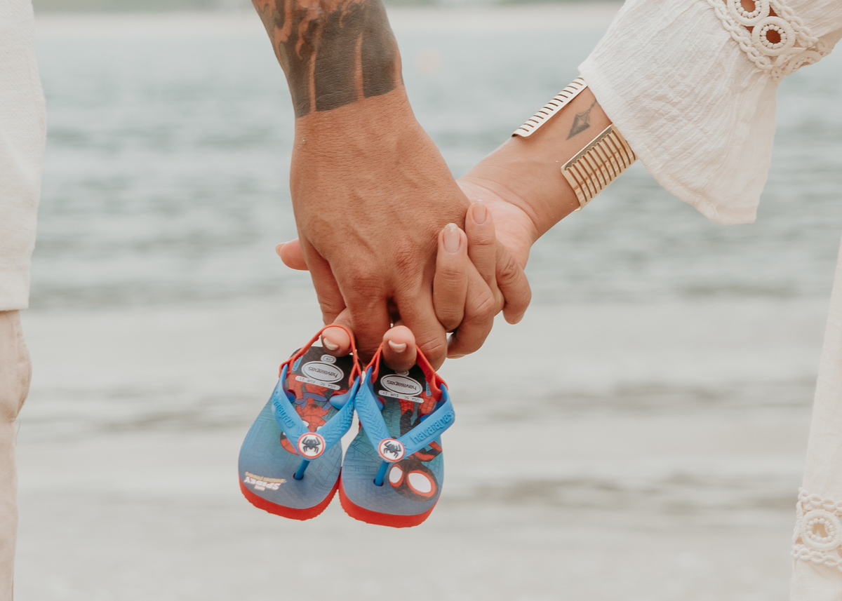 Ensaio gestante na praia com família – São Paulo