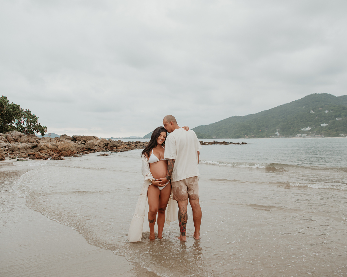 Ensaio gestante na praia com família – São Paulo