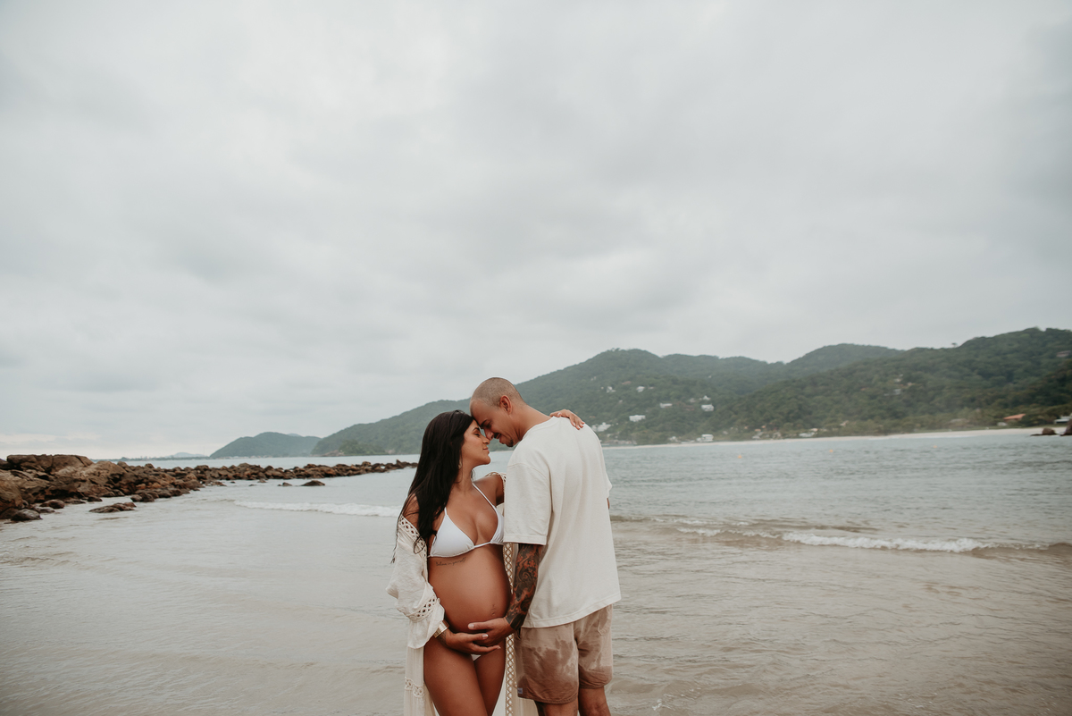 Ensaio gestante na praia com família – São Paulo