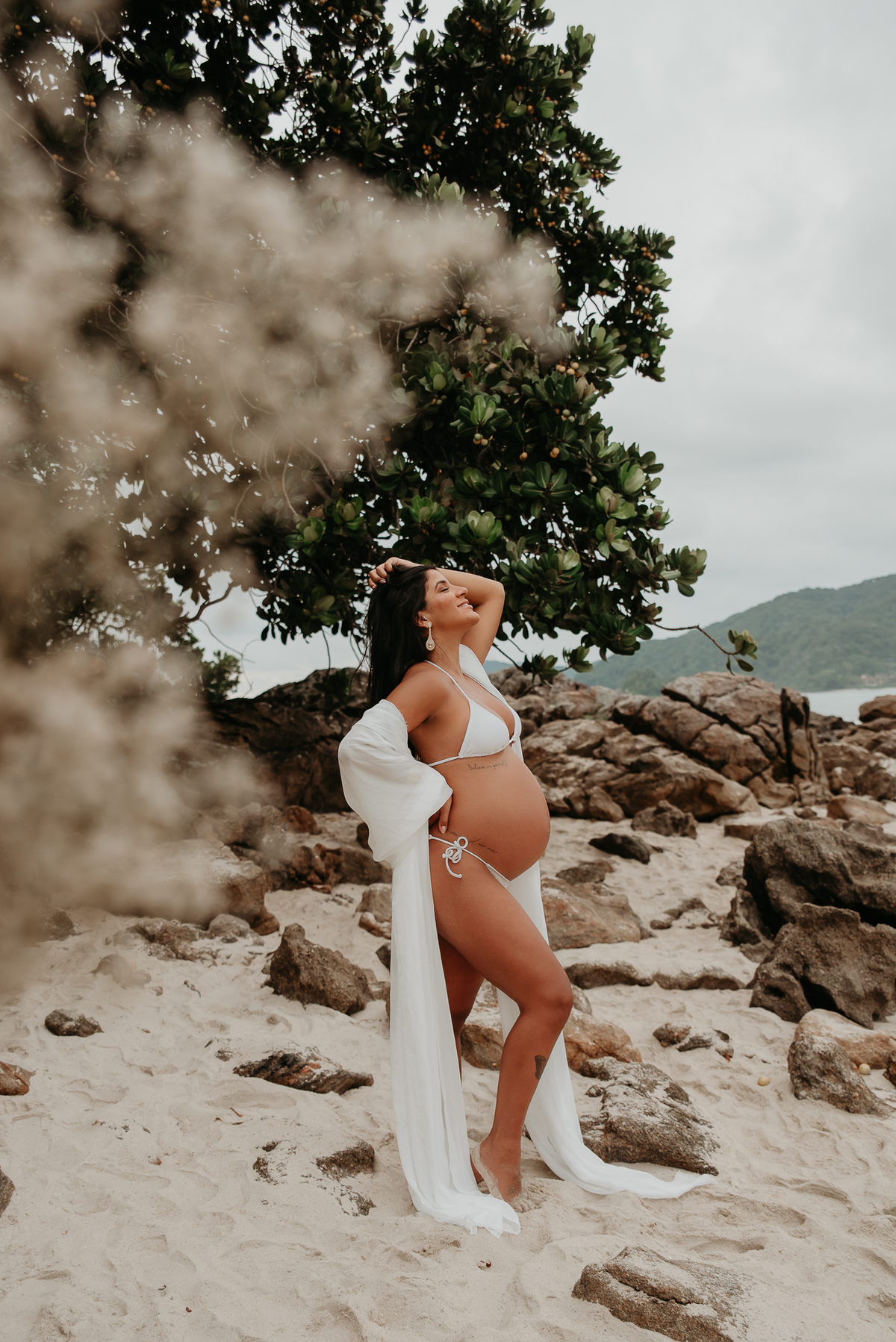 Ensaio gestante na praia com família – São Paulo