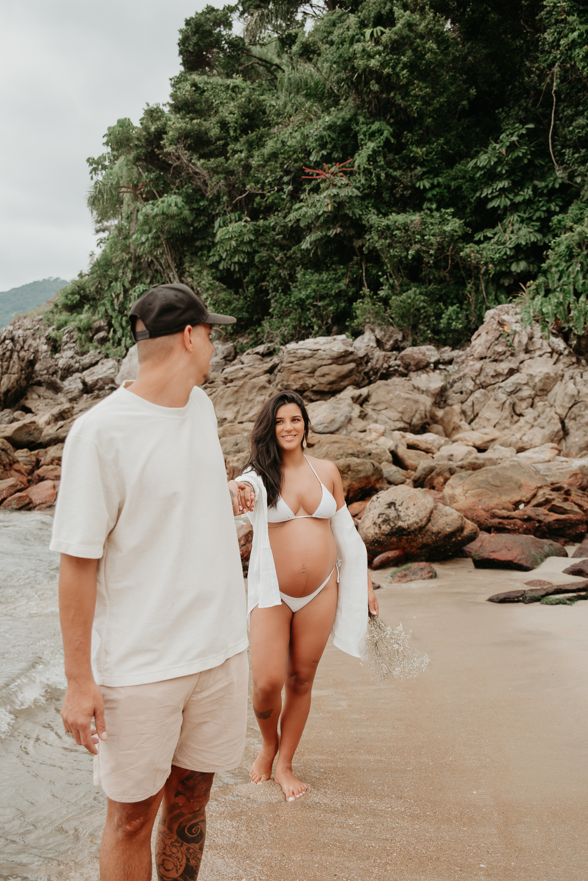 Ensaio gestante na praia com família – São Paulo