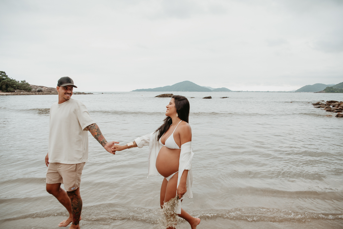 Ensaio gestante na praia com família – São Paulo