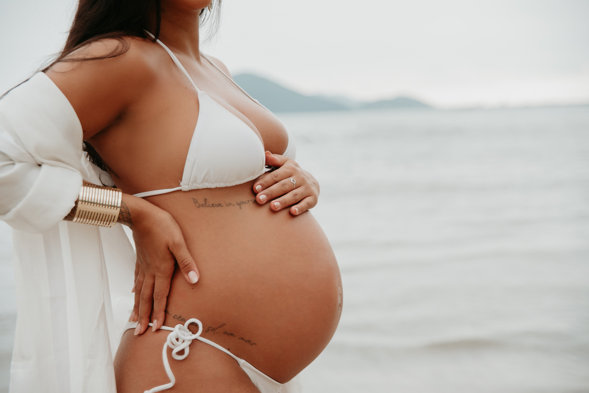 Ensaio gestante na praia com família – São Paulo