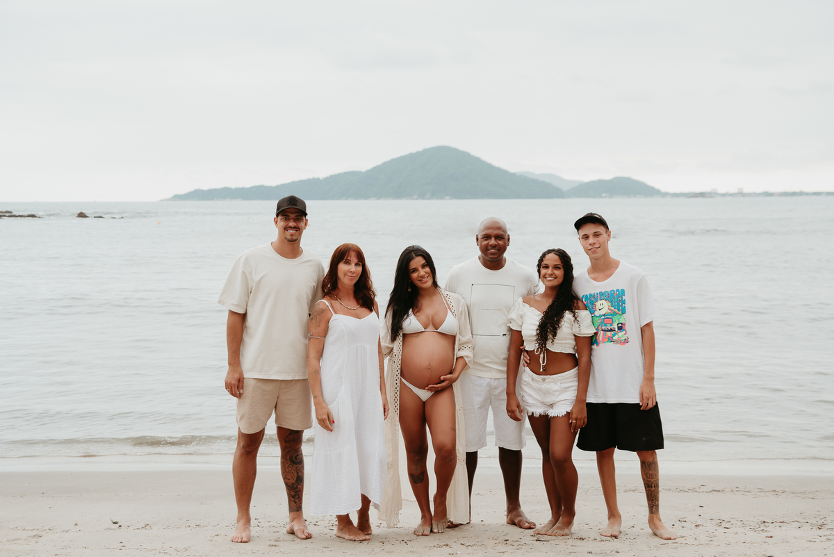Ensaio gestante na praia com família – São Paulo