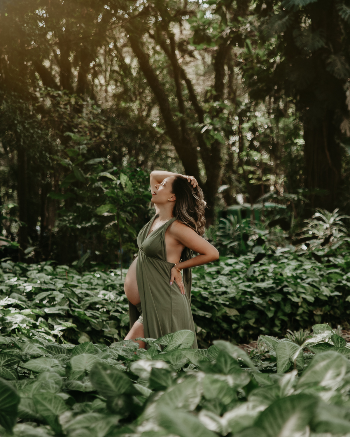 Ensaio ao ar livre de gestante com natureza na zona leste de SP