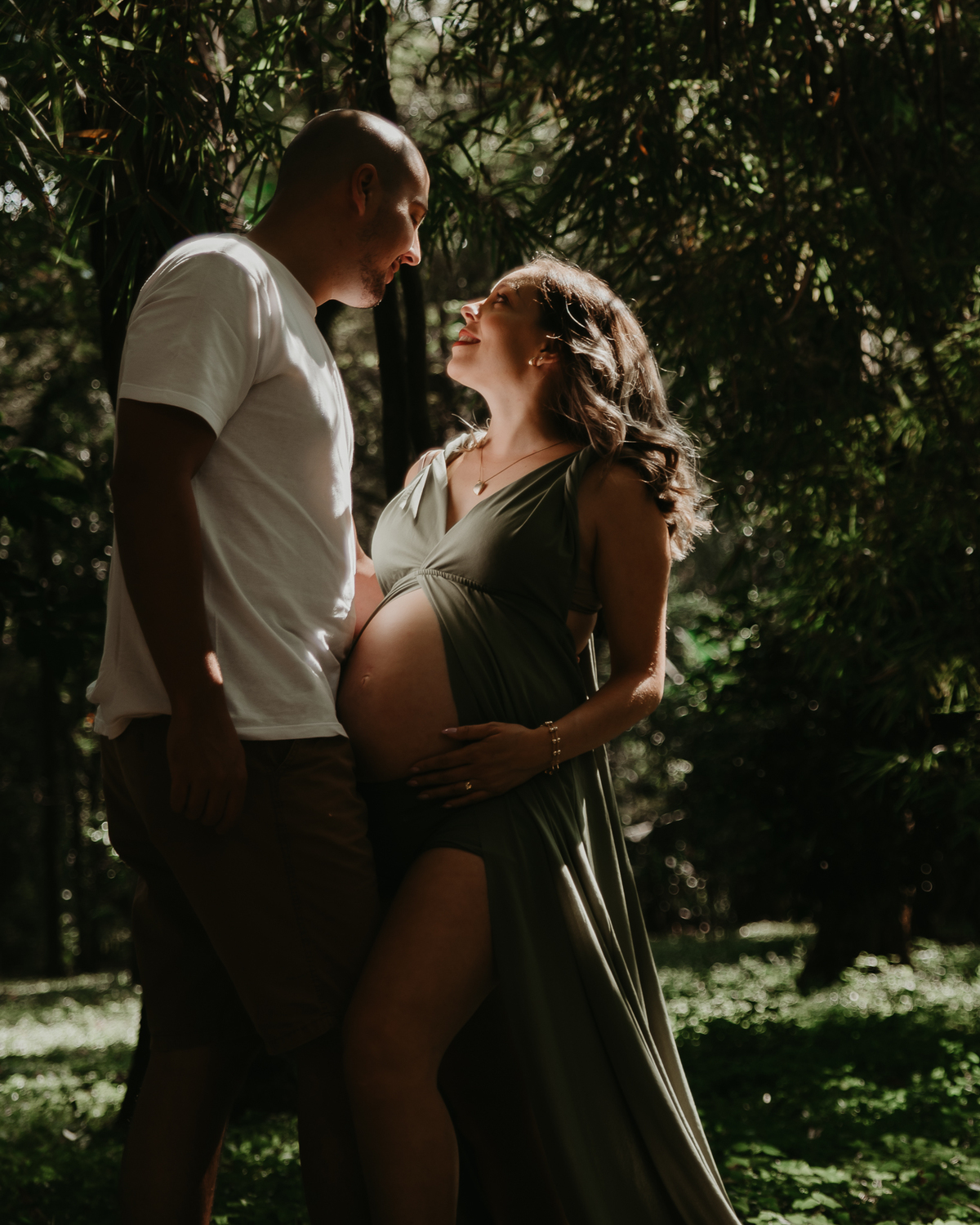 Ensaio ao ar livre de gestante com natureza na zona leste de SP