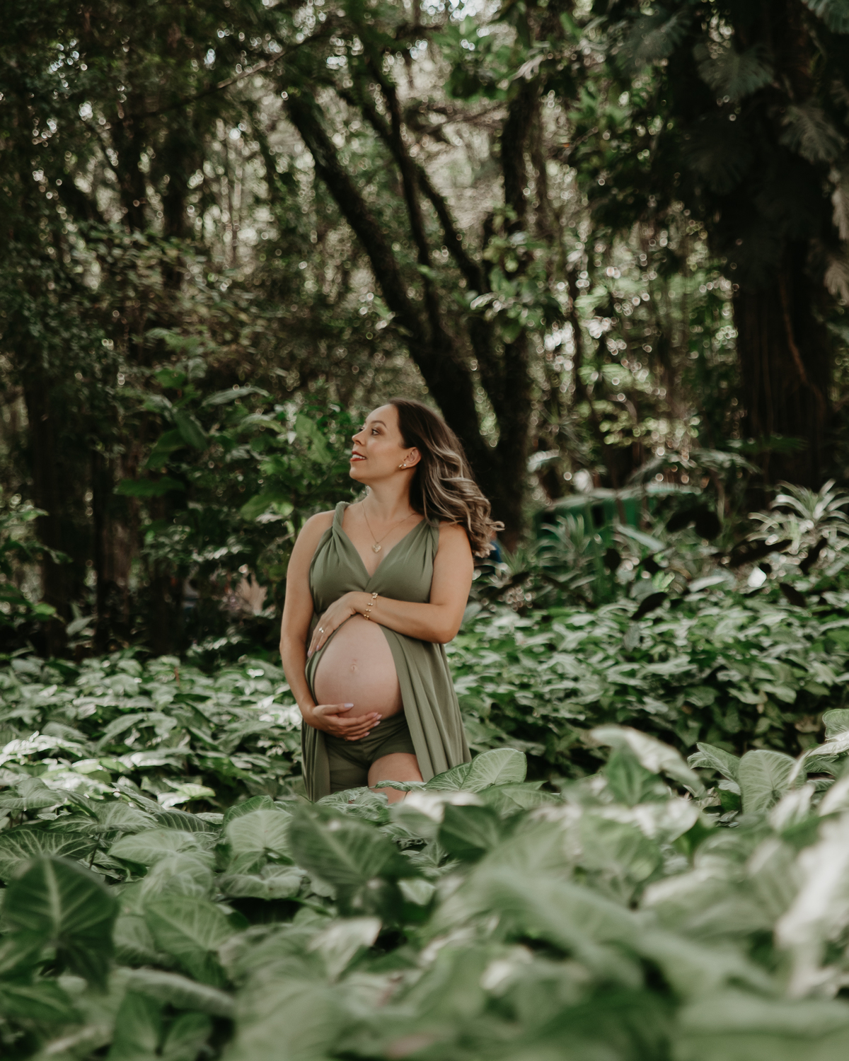Ensaio ao ar livre de gestante com natureza na zona leste de SP